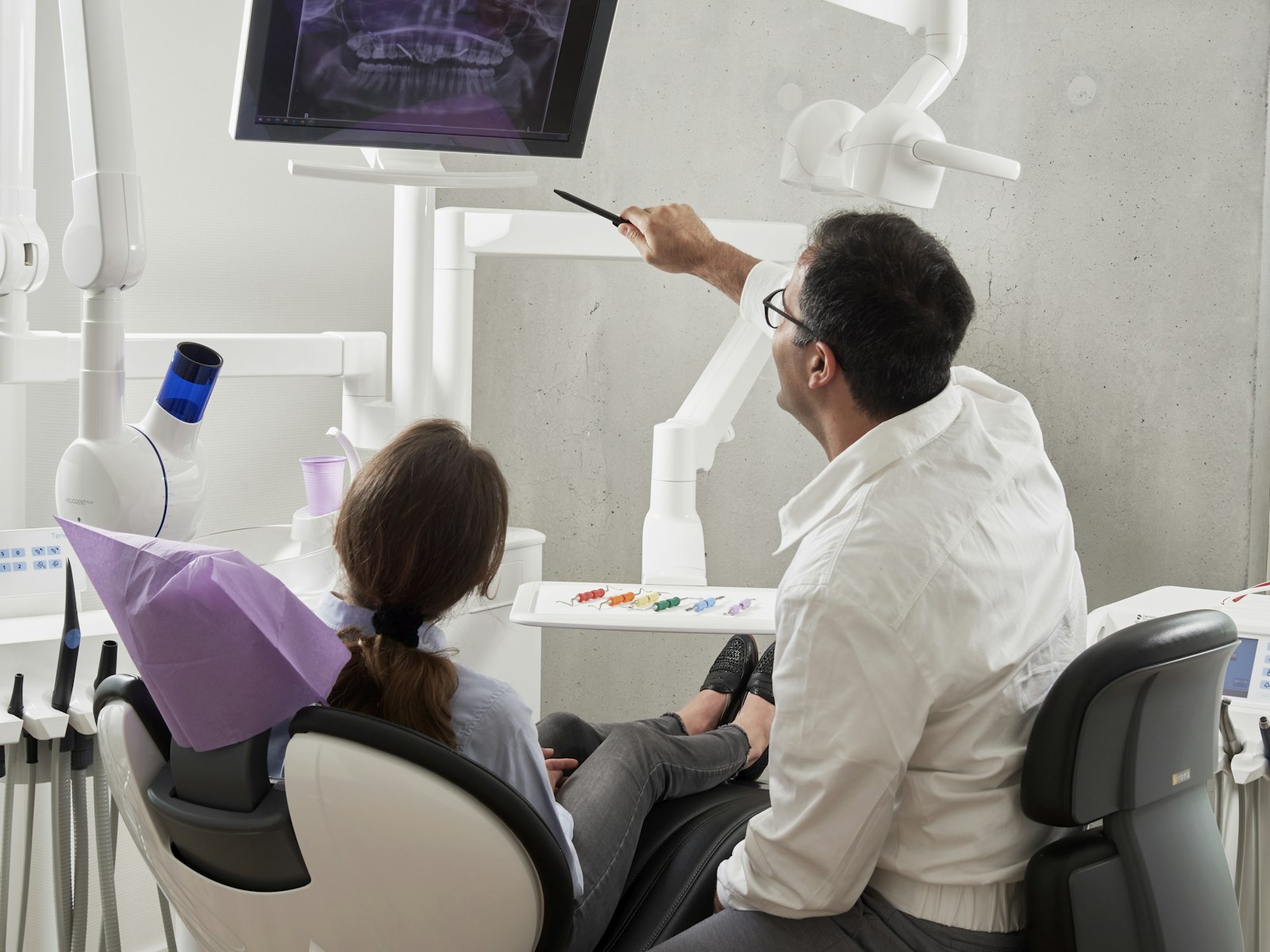 Consultório odontológico moderno e claro com equipamento digital