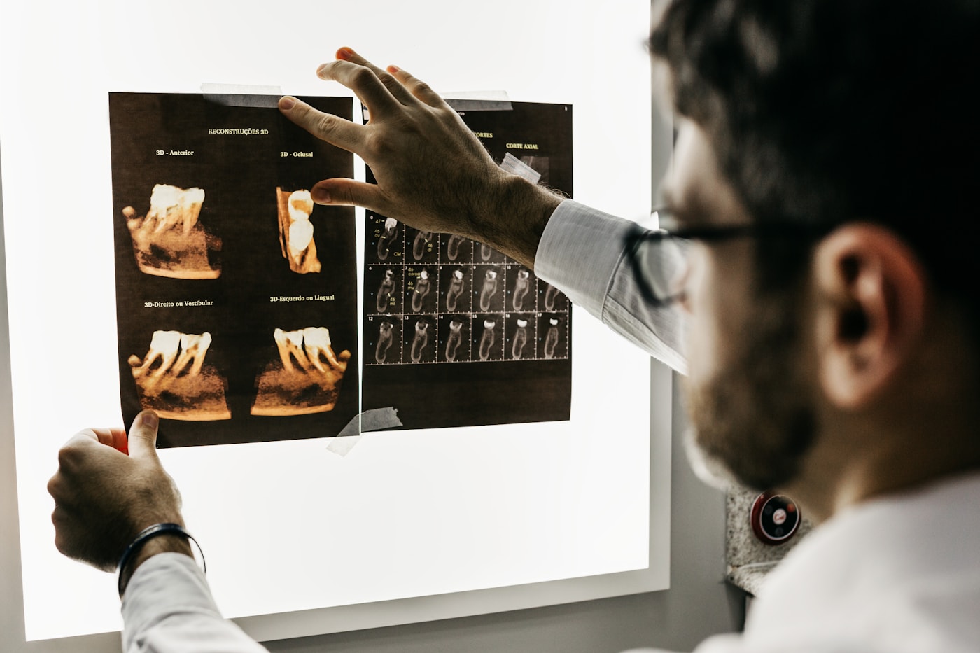 Cirurgiã-dentista analisando exames de imagem em ambiente clean