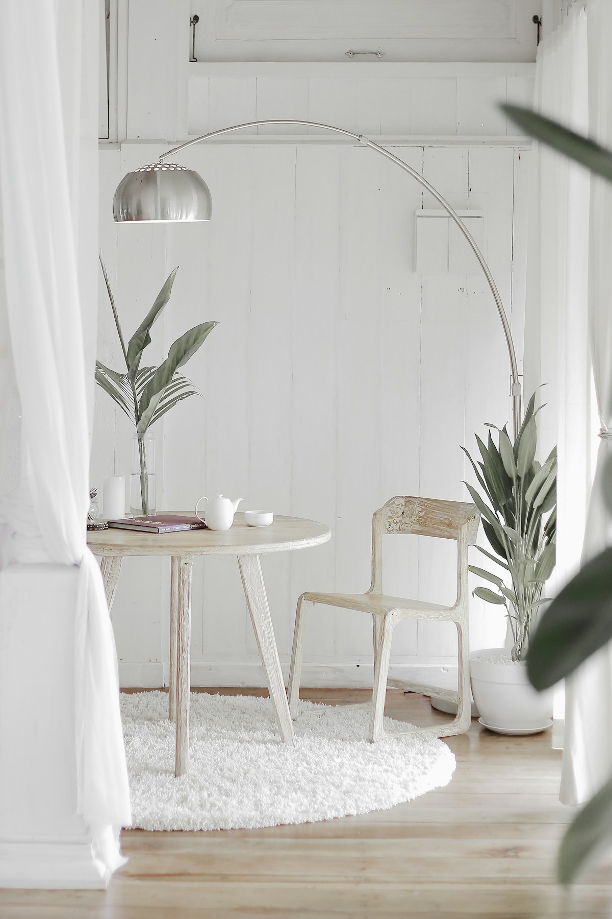 Interior claro com plantas e madeira